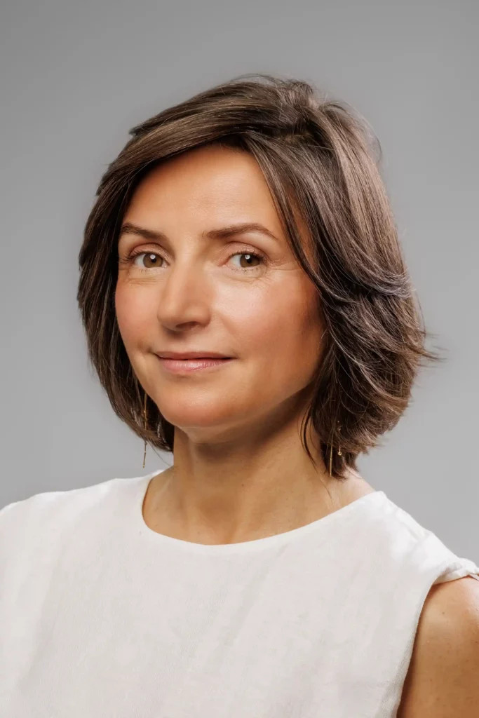 Profi portrét na neutrálním šedém pozadí.