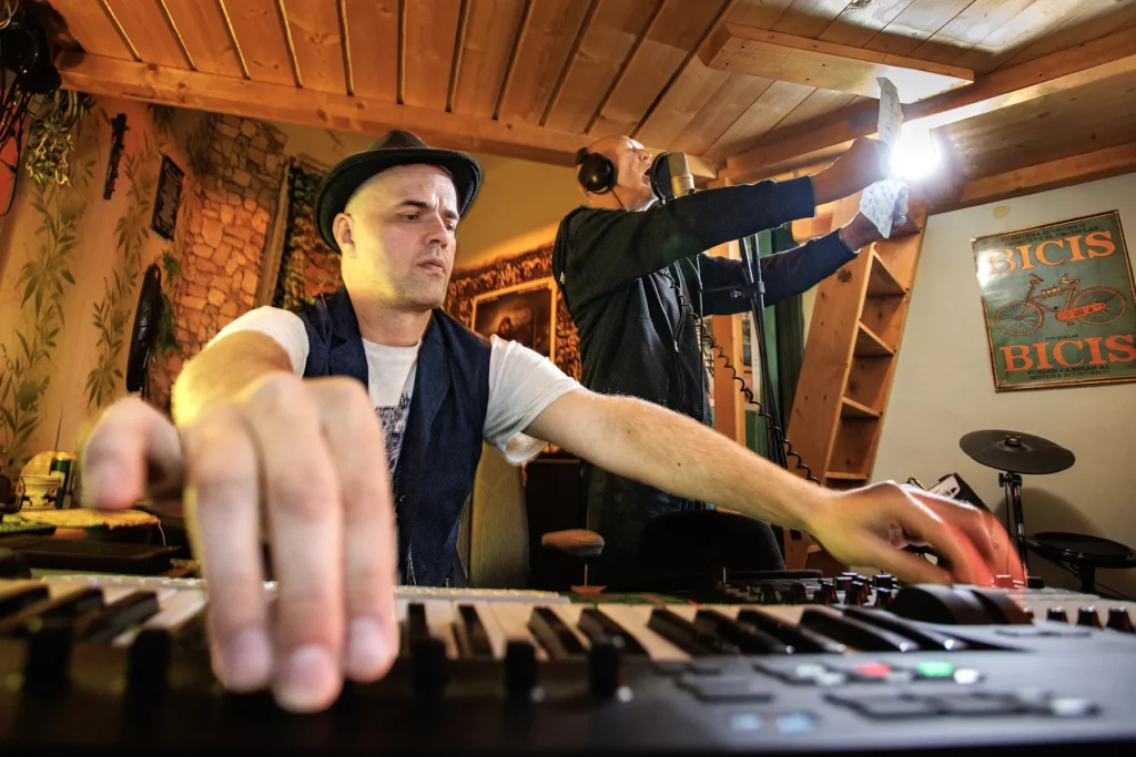 Portrét profesní 7 Profesionální portrét zvukaře v nahrávacím studiu s mixážním pultem.